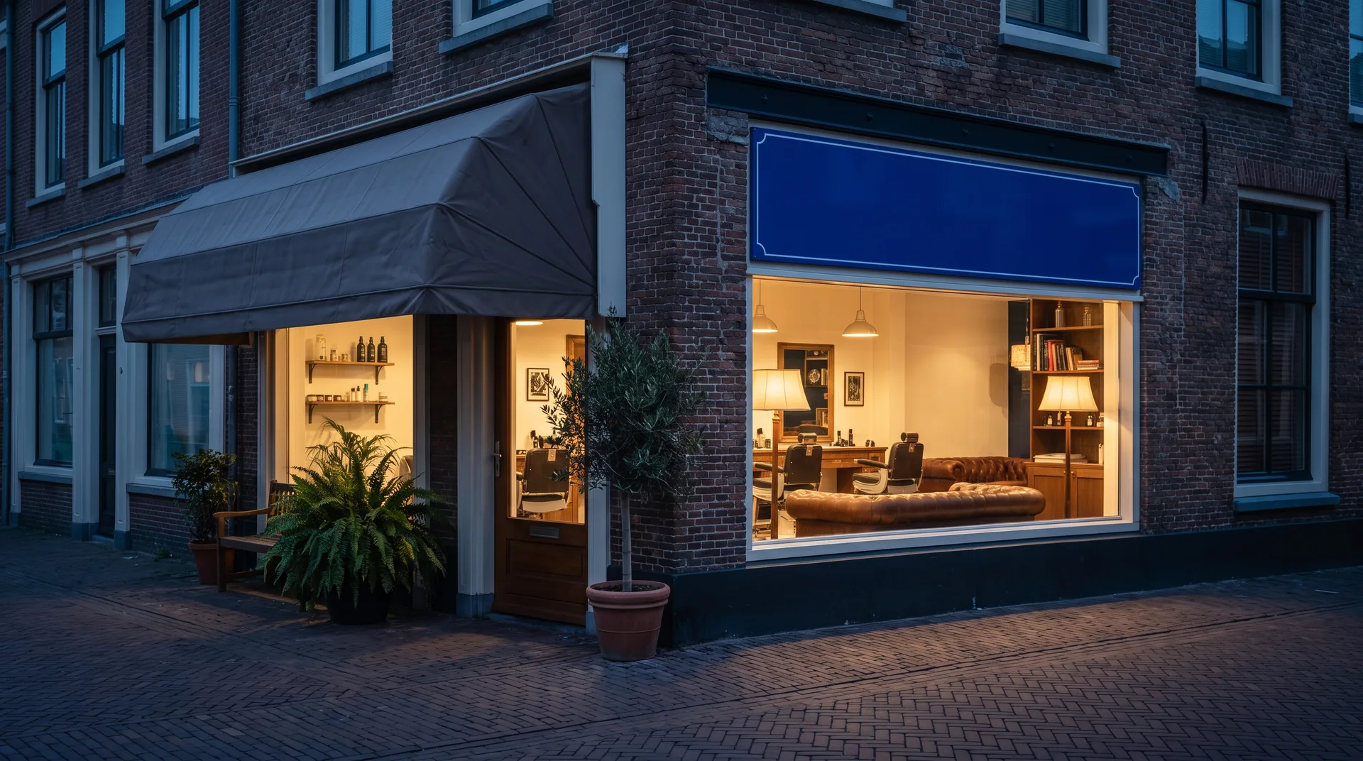 Winkelgevel in een Nederlandse straat waarvan de etalage verlicht wordt