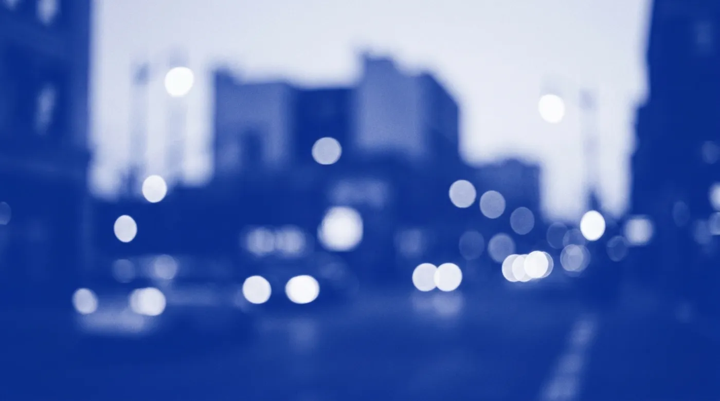 Weerspiegeling van een winkelstraat in etalageglas, blauw getint
